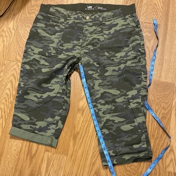 Riders by Lee Women’s Midrise Green Camo Capris (18W) - Picture 6 of 8